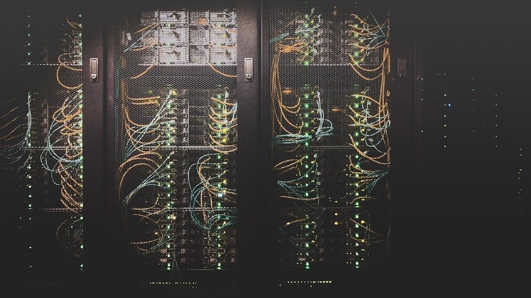 Vernetzte Server-Racks mit leuchtenden Anschlüssen und Kabeln