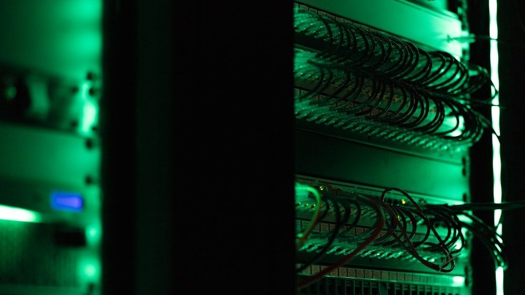 Grün beleuchtetes Netzwerk-Rack mit zahlreichen Kabelverbindungen